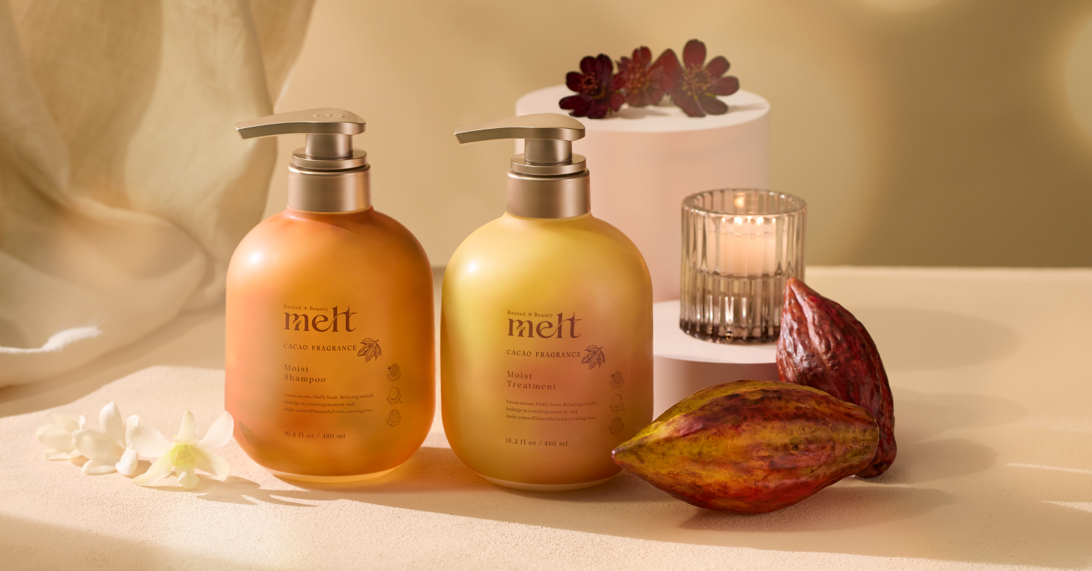 髪表面と内側を同時に補修するハイブリッドリペア処方で
瑞々しくもやわらかくとろけるようなツヤ髪へと導く
『メルト モイストシャンプー』『メルト モイストトリートメント』、
ヘッドスパ発想のとろシュワ濃密泡ができあがる生炭酸＊2シャンプーの
『メルト クリーミーメルトパウダー』（2包）をセットにした限定シリーズ。
あまくとろけるようなリッチなカカオの香り。香りの一部に天然精油をブレンド。
ふんわり広がるフローラルとミルクのあたたかみのある甘さで
ほろ苦いカカオのリッチな香りを引き立てています。