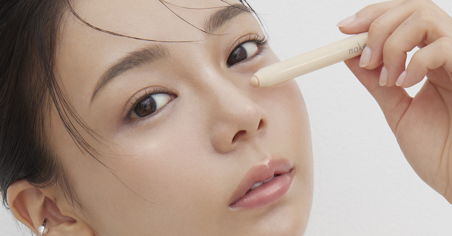 スティックタイプなので鼻筋や目頭などの細かい部分にも使いやすい。肌なじみが良いナチュラルグロー仕上げで、内側からにじみ出るような自然な濡れツヤ感を演出します。