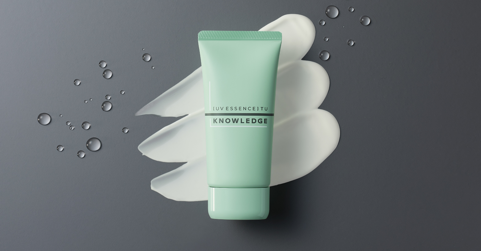 強力UVカット＆赤みやニキビ跡を自然にカバーして、色ムラのない透明感のある肌*へ
ウォータープルーフタイプ（SPF50＋/PA＋＋＋＋/UV耐水性★★）で、
白浮きせずスッとなじんでベタつかない、ウォーターベースのエッセンスです。使うたび心地よさを感じるシトラスフローラルの香りも特長です。 （50ｇ/ 税込1,980円）

＊ メイクアップ効果による