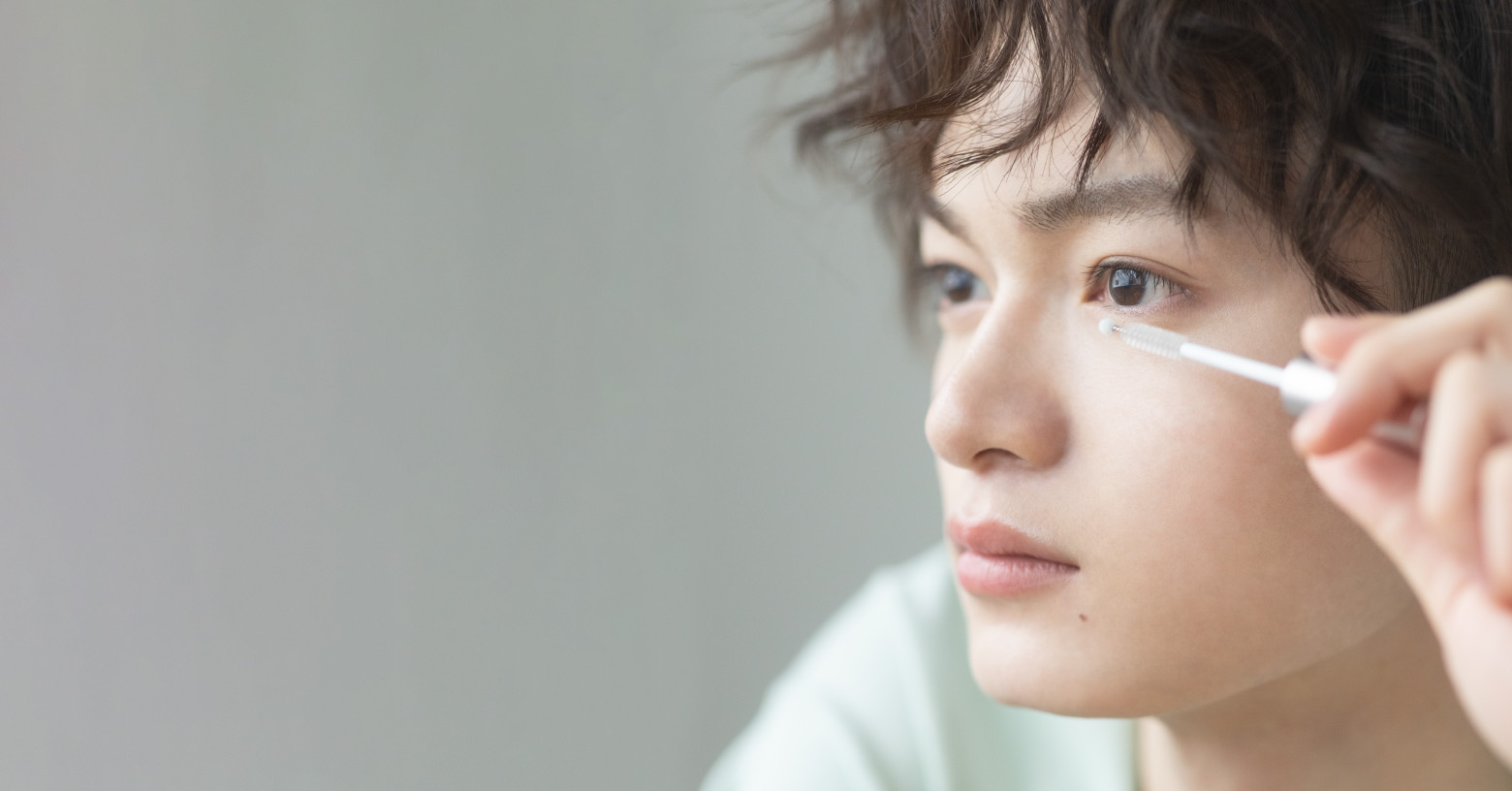 ①プレミアムまつ毛ケア成分：WIDELASH™★1
＆ピロリジニルジアミノピリミジンオキシド★2
②与える：まつ毛にうるおい
③守る：乾燥から保護
④土台ケア：地肌もととのえる
●まつエク、まつパOK
★1：ビオチノイルトリペプチド-1、パンテノール、グリセリン（まつ毛ツヤ成分）
★2：まつ毛ハリコシ成分