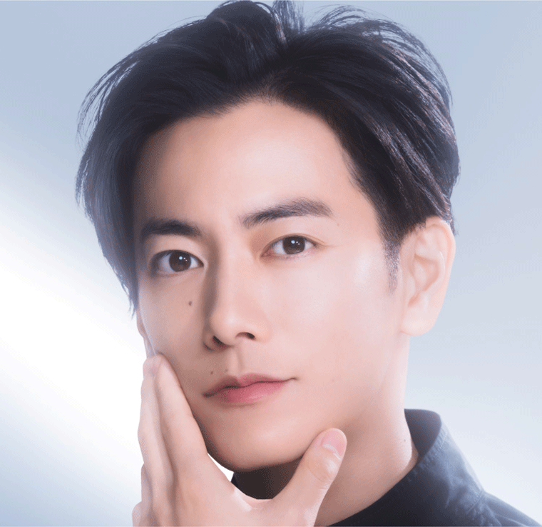 俳優の佐藤健さんの顔写真です