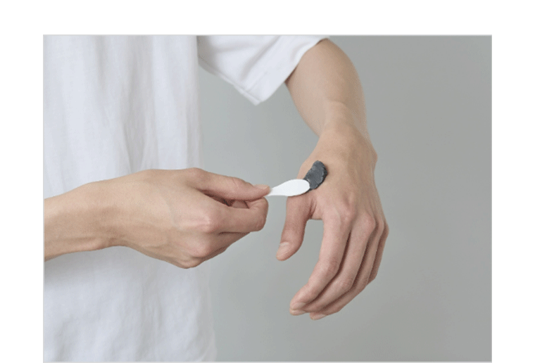 専用スプーンで適量(さくらんぼ大)を手に取っている画像