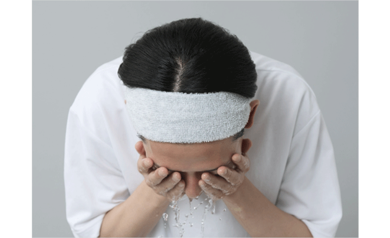 洗顔後、水・またはぬるま湯で顔をすすいでいる画像