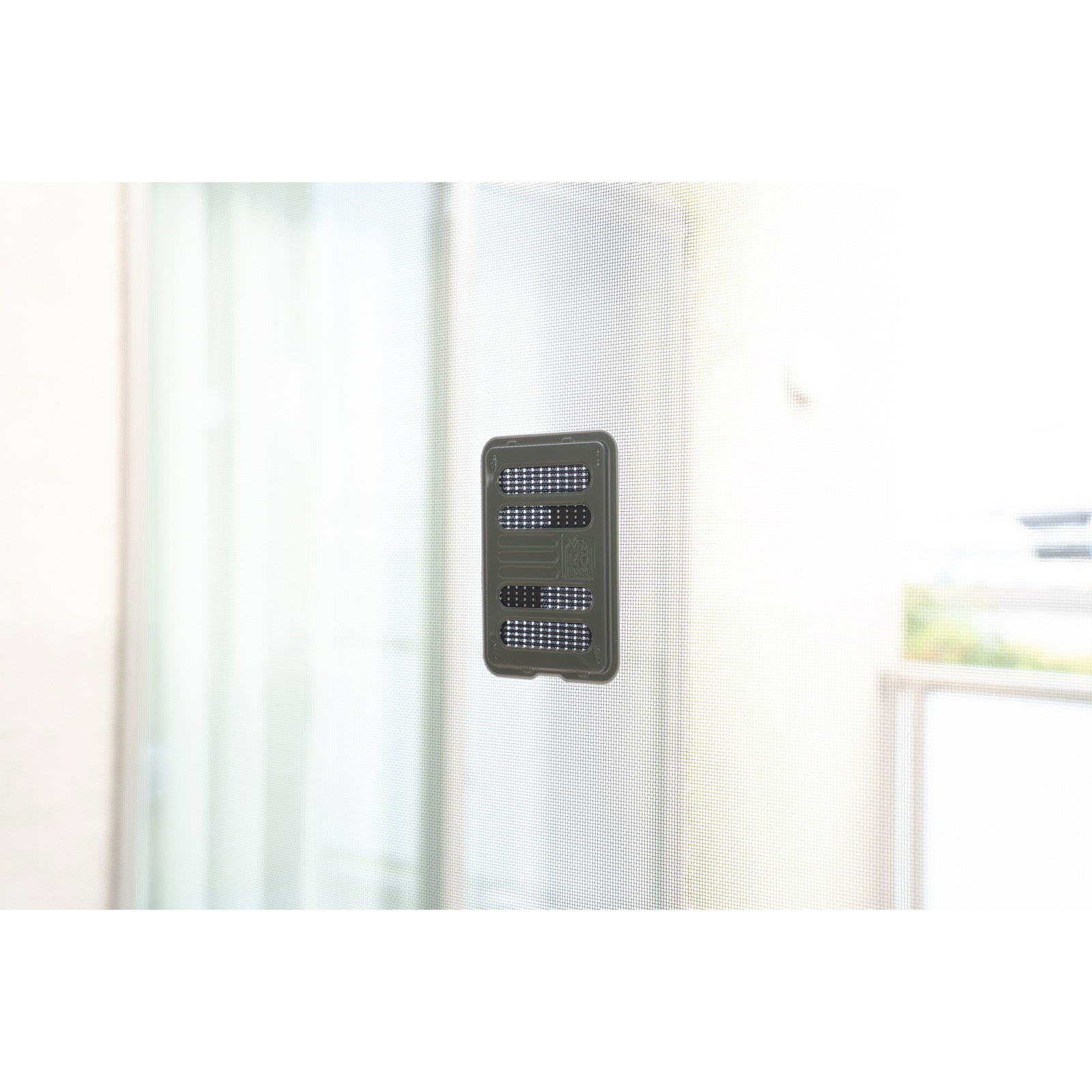 マモルーム 虫よけ 貼るだけ プレート あみ戸用 １年用 虫除け 網戸 対策 ２個 アース製薬