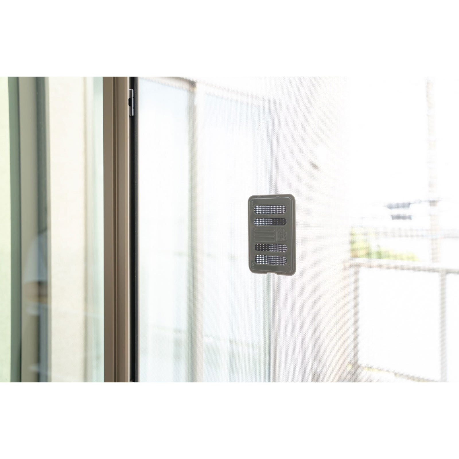 マモルーム 虫よけ 貼るだけ プレート あみ戸用 １年用 虫除け 網戸 対策 ２個 アース製薬